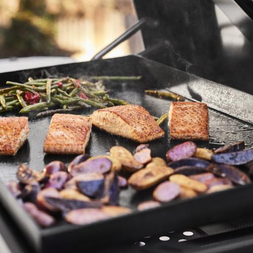 Weber Grills Slate 30 Inch Freestanding 3 Burner Propane Gas Rust Resistant Flat Top Griddle with Digital Thermometer   Black