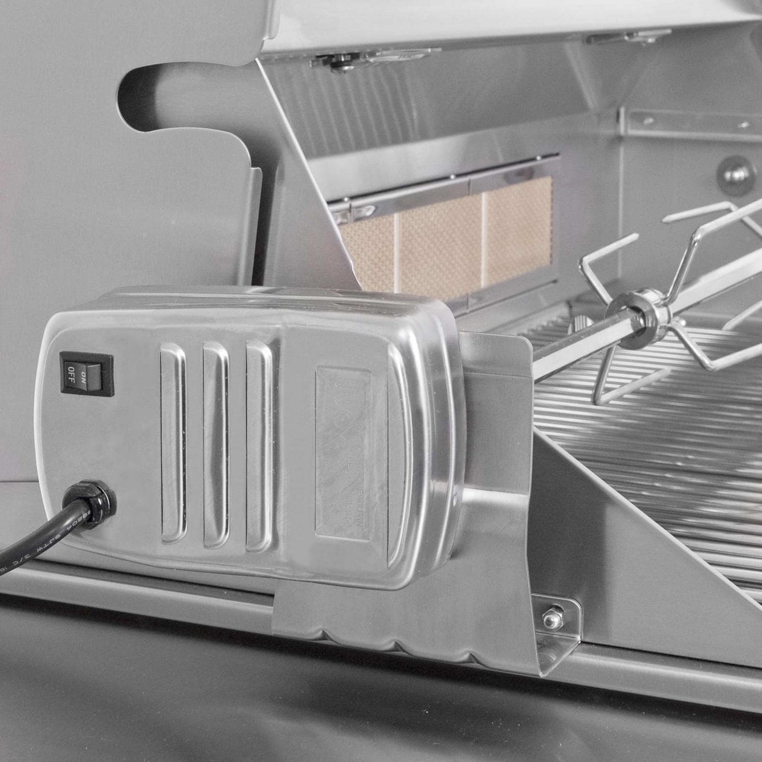 Lion Prominent Q 6 Foot BBQ Island With Lion L75000 32 Inch Natural Gas Grill