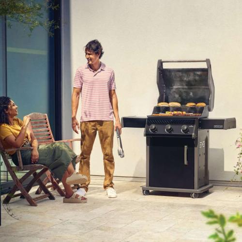 Napoleon Rogue 425 Propane Gas Grill   Black