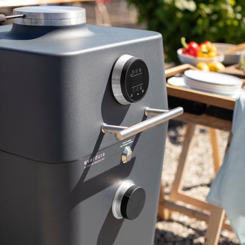 Everdure by Heston 4K 18 Inch Bluetooth Connected Cast Aluminum Charcoal Kamado Grill with Electric Ignition   Graphite